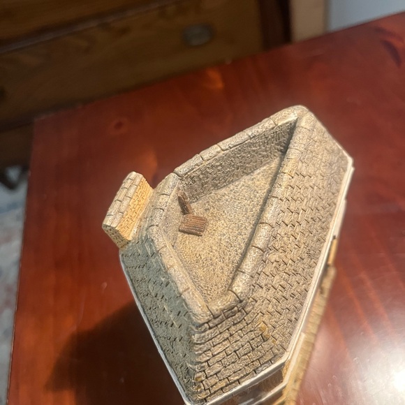 "Ye Grapes Tavern Shepherd Market" by the David Winter Collection - Picture 5 of 6